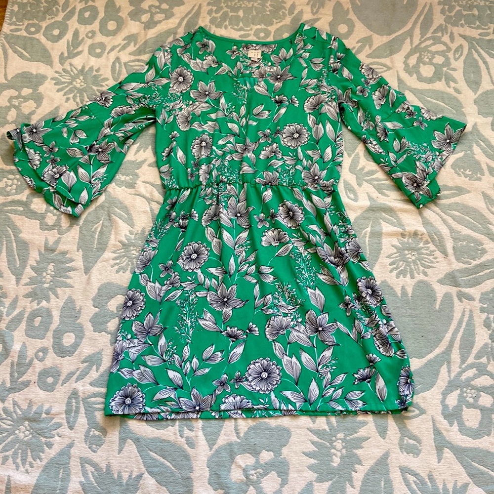 Green White Sz Large a new day artsy Floral mini dress flared bell sleeves